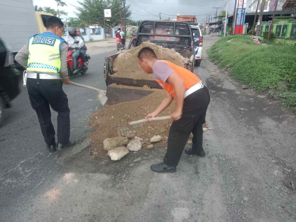 Sat Lantas Polres Batu Bara Lakukan Penimbunan Jalan Berlubang di Jalinsum untuk Antisipasi Laka Lantas