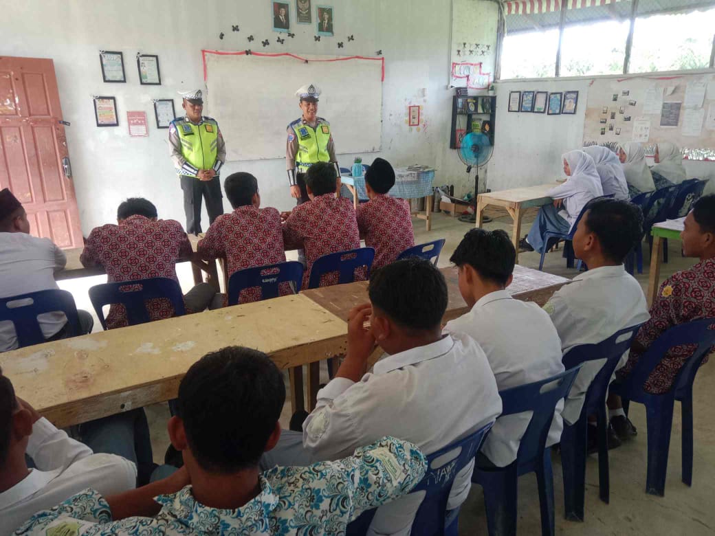 Satlantas Polres Batu Bara Gencar Sosialisasi Ops Zebra Toba 2025 di MAS Darul Alhikmi Air Putih