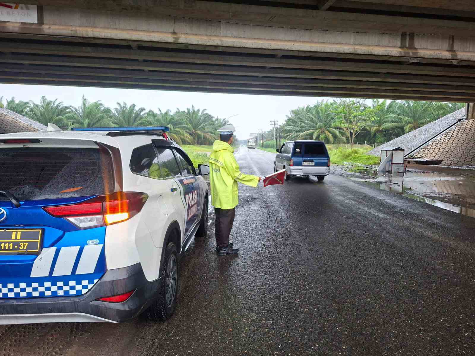 Sat Lantas Polres Batu Bara Patroli Jalinsum dan Kibas Bendera Merah di Lokasi Rawan