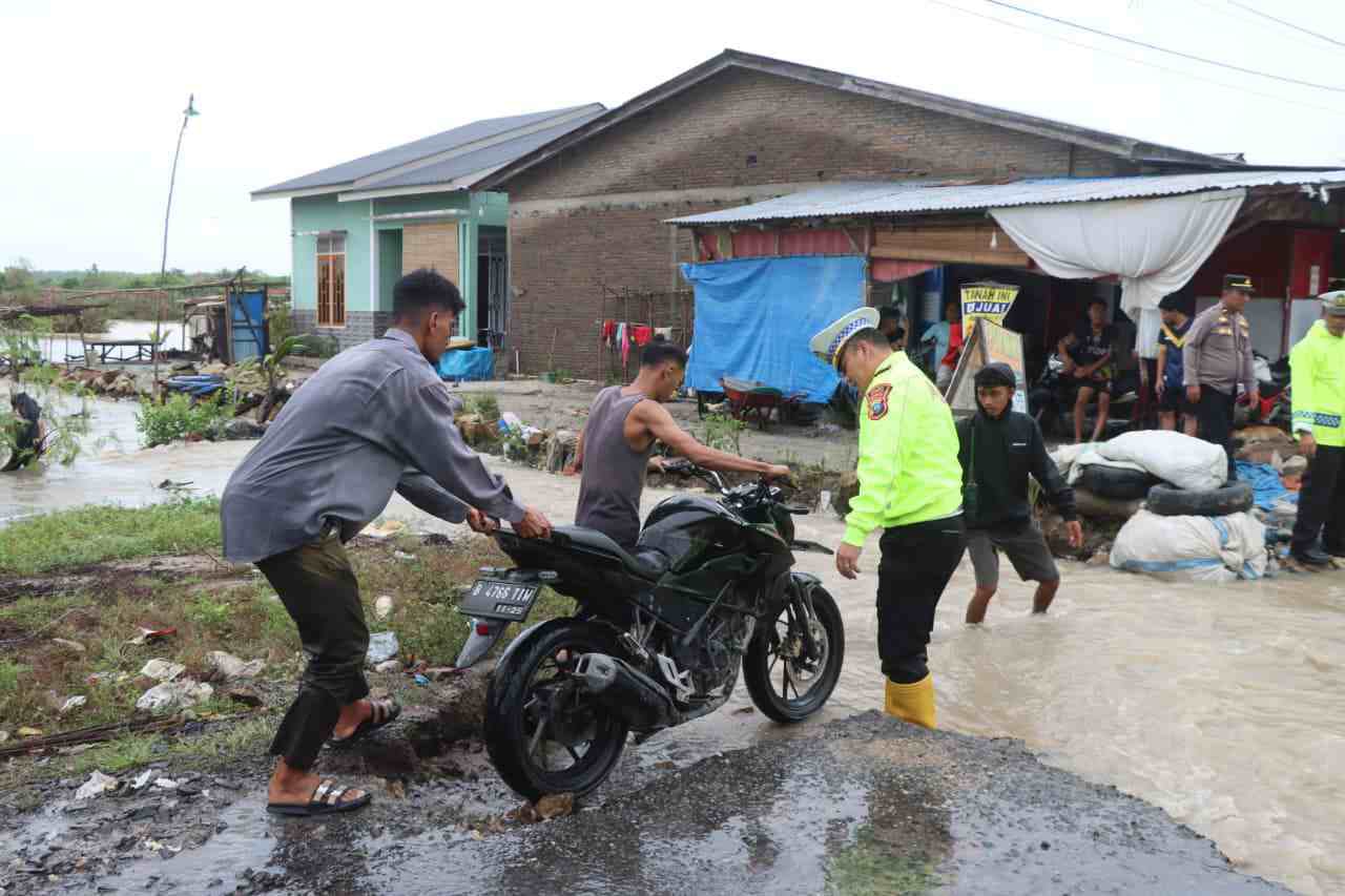 Polres Batu Bara Sigap Tangani Banjir di Medang Deras, Salurkan Bantuan dan Upayakan Pembukaan Akses Jalan