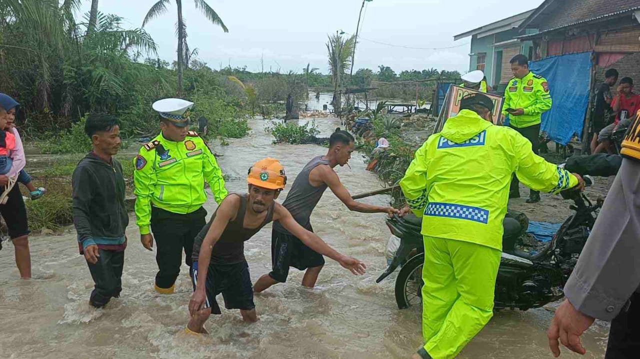 Polres Batu Bara Tinjau Lokasi Banjir dan Pohon Tumbang di Desa Nenas Siam