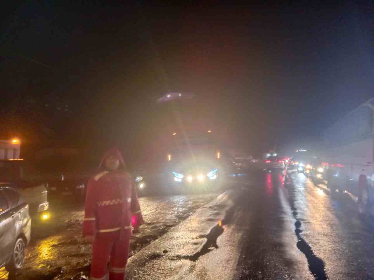 Patroli Presisi Polres Batu Bara Evakuasi Pohon Tumbang, Lancarkan Arus Lalu Lintas