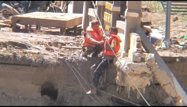 Personel Polres Gayo Lues Jatuh ke Sungai Saat Bantu Evakuasi Warga Sakit, Berhasil Selamat dan Evakuasi Dilanjutkan