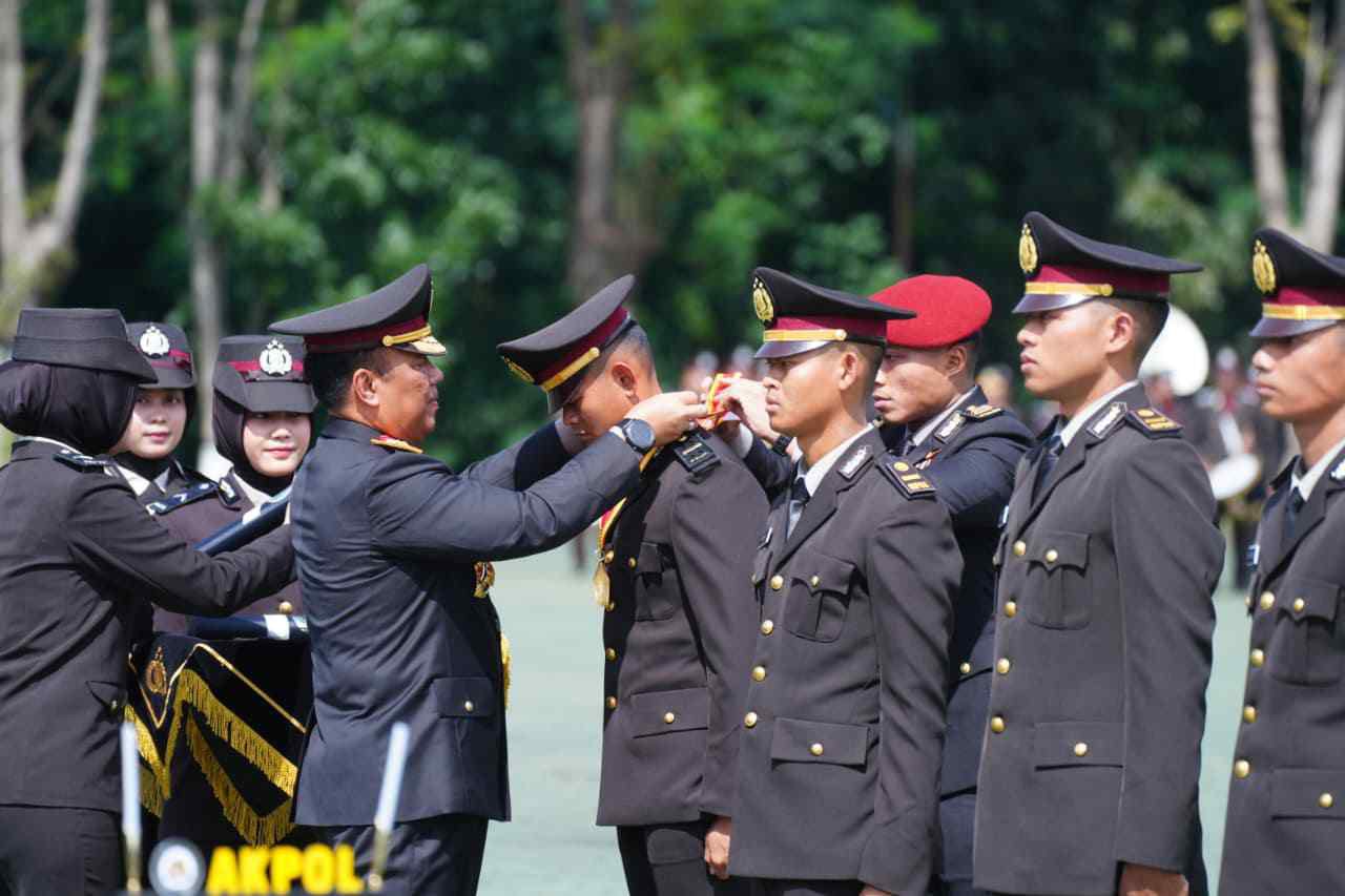 Dari Ladang dan Air Mata Perjuangan, Dua Anak Buruh Tani Jadi Lulusan Perwira Polri Terbaik