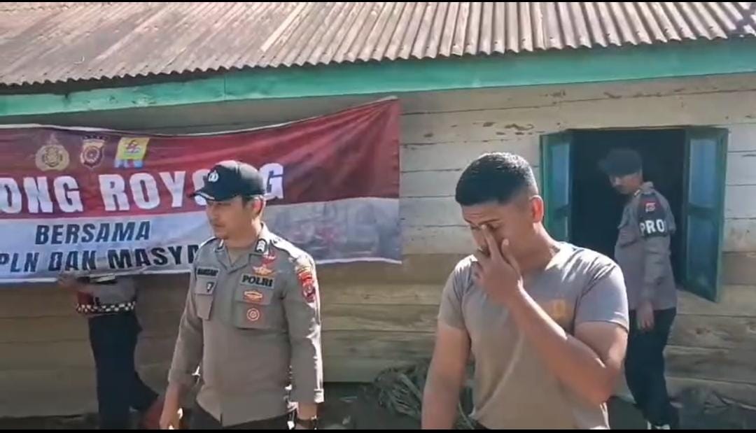 Polres Gayo Lues dan Brimob Polda Aceh Bersihkan Lumpur dan Material Kayu Pascabanjir Bandang