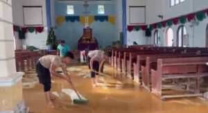 Brimob Polda Sumatera Utara Lakukan pembersihan di Gereja Hutanagodang Pasca Bencana