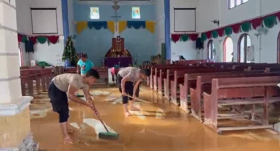 Brimob Polda Sumatera Utara Lakukan pembersihan di Gereja Hutanagodang Pasca Bencana