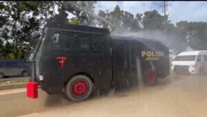 Polri Bersihkan dan Siram Jalan Protokol di Aceh Tamiang untuk Kurangi Debu Pascabanjir