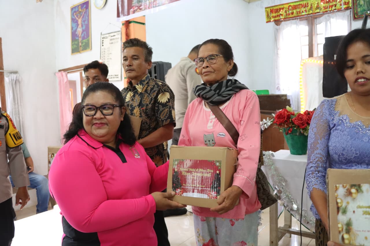 Polres Tapteng Rayakan Natal 2025 Bersama Pengungsi Korban Bencana di GOR Pandan