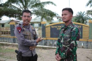 Polri Bantu Kuras Air Yang Merendam Kompi Senapan A Yonif 111 / Karma Bakti, Aceh Tamiang