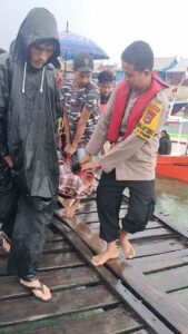 Polres Pangkep Evakuasi Korban Kapal Tenggelam di Selat Makassar dengan Aksi Heroik