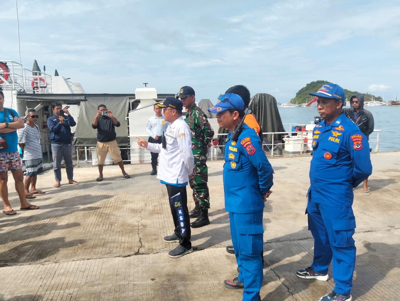 Tim Gabungan Sisir Selat Padar Cari Korban Kapal Wisata KM Putri Sakinah yang Tenggelam