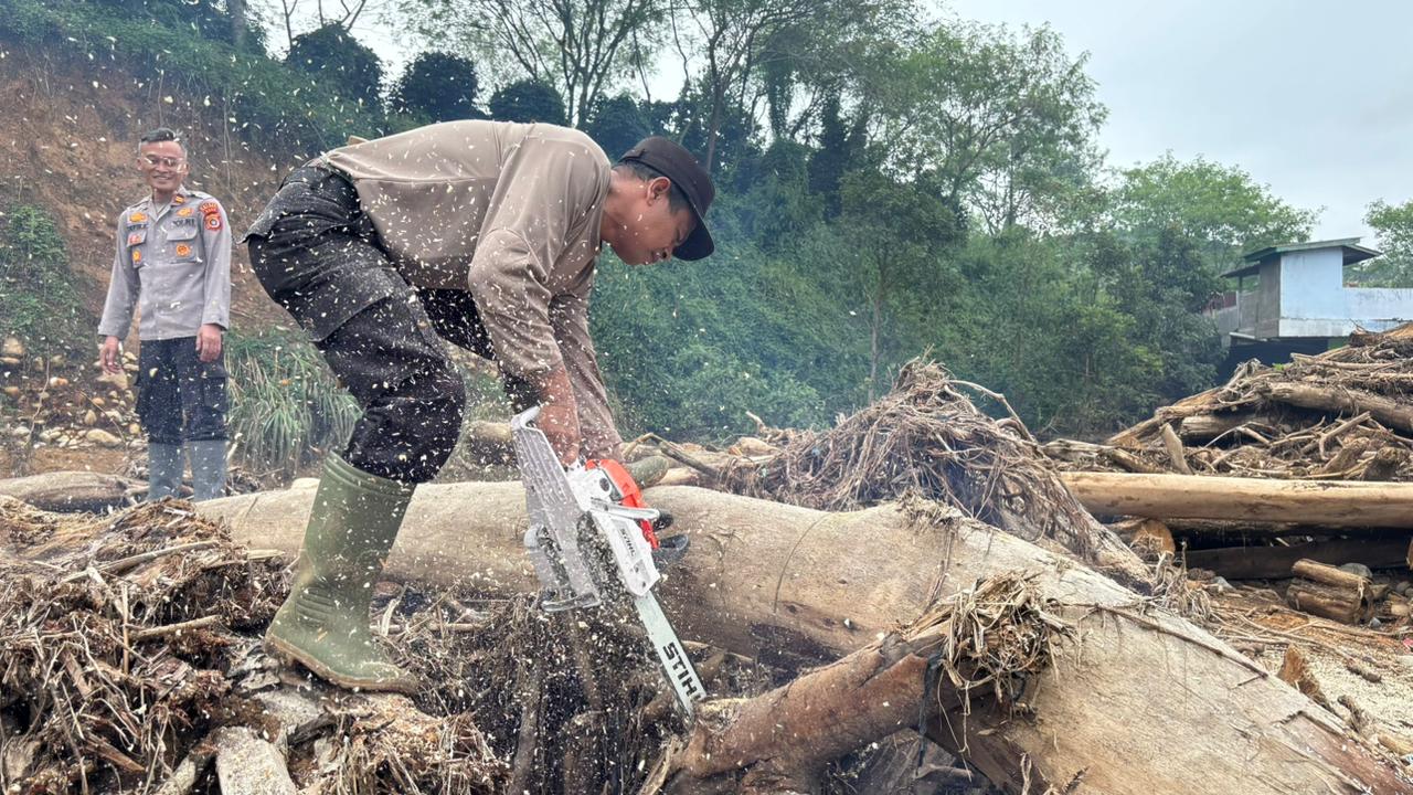 Polres Bener Meriah Gotong Royong Bersihkan Dayah Pascabencana