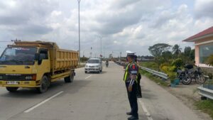 Pos Yan II Pintu Tol Lima Puluh Polres Batu Bara Lakukan Pengaturan dan Live Report di Pagi Tahun Baru