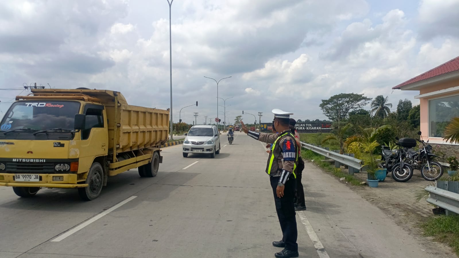 Pos Yan II Pintu Tol Lima Puluh Polres Batu Bara Lakukan Pengaturan dan Live Report di Pagi Tahun Baru