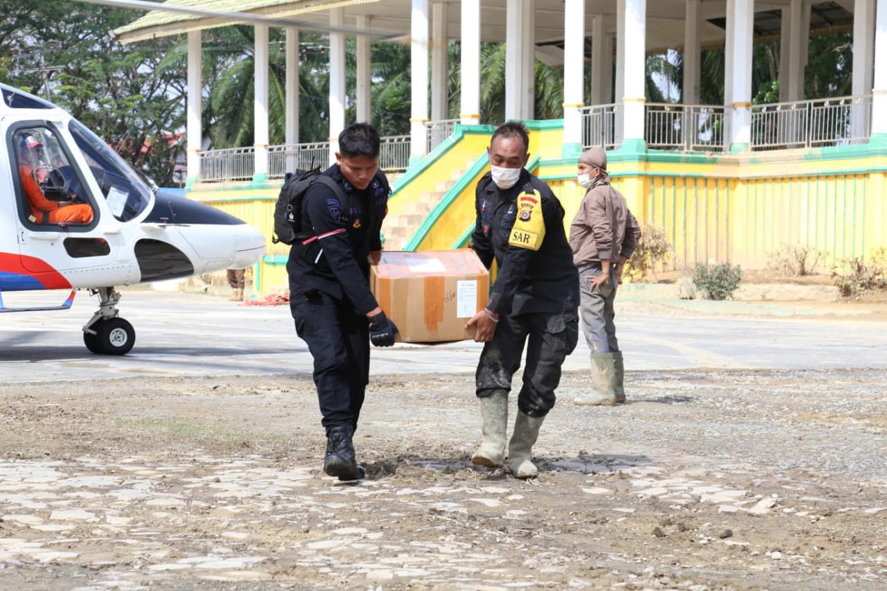 Helikopter AW169 Polri, Distribusikan 348 Kg Logistik Kemanusiaan untuk Korban Bencana di Aceh Tamiang