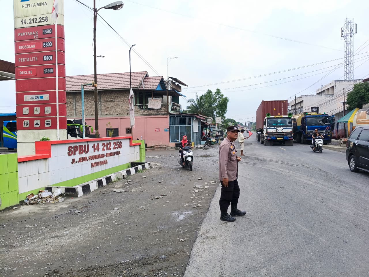 Antrean Panjang di SPBU Sipare-Pare, Polsek Indrapura Turun Tangan Atur Lalu Lintas