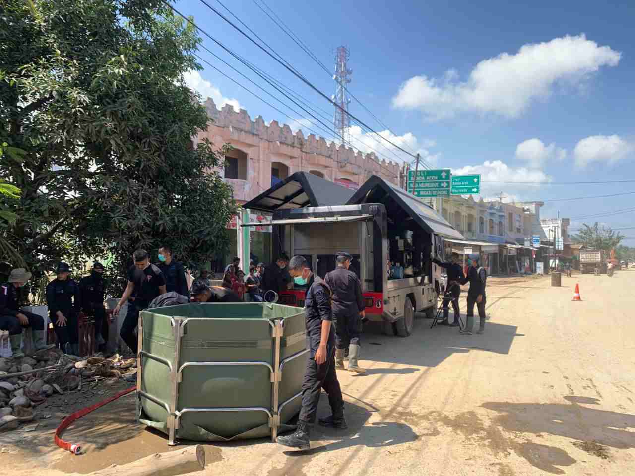 Brimob Polri Kerahkan 13 Randurlap dan 8 Water Treatment, Perkuat Pelayanan Pascabencana di Aceh, Sumut, dan Sumbar