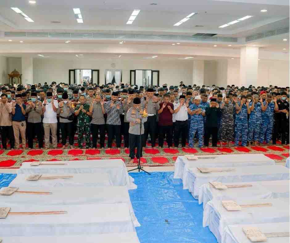 Kapolda Sumbar Pimpin Shalat Jenazah 24 Korban Banjir di Masjid Raya Al Minangkabawi