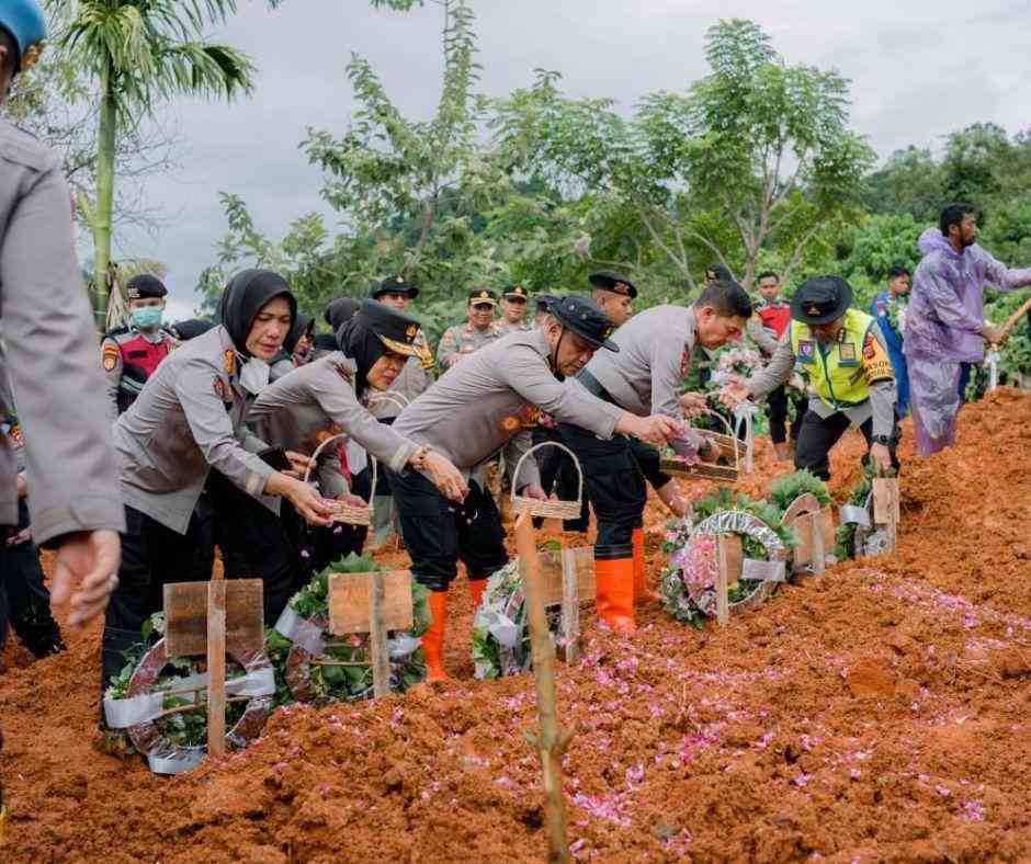 ‎Kapolda Sumbar: Negara Hadir dari Tanggap Darurat Hingga Pelayanan Terakhir Korban Galodo