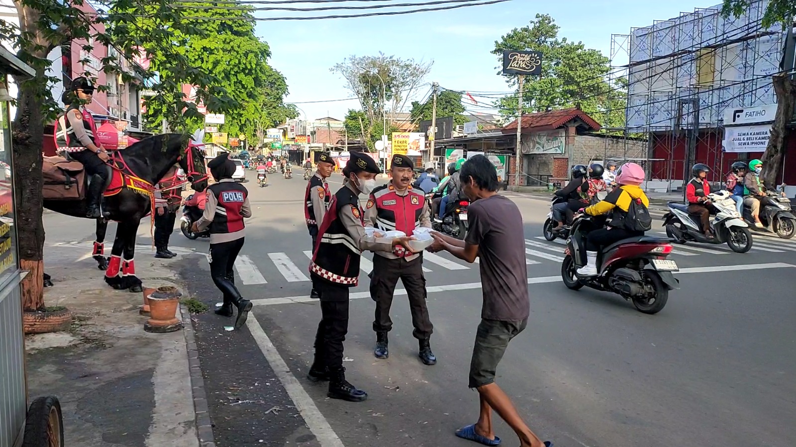 ‎Ditpolsatwa Korsabhara Baharkam Polri Gelar “Jumat Berkah” di Depok, Sasar Pekerja Harian