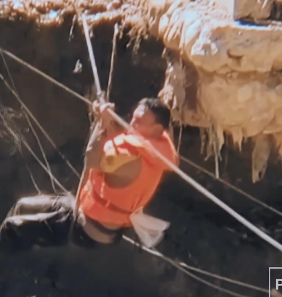 Polri Evakuasi Warga di Arus deras, Meski Nyawa Taruhannya