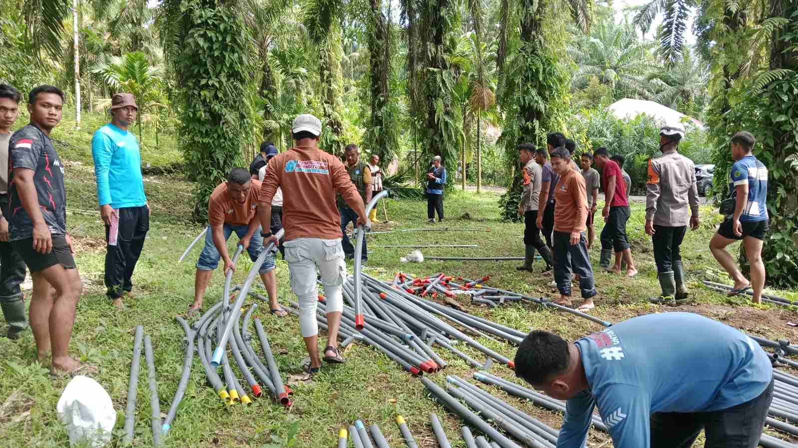 Bantu Korban Banjir Agam, Tim SAR Polri Dirikan Tenda Pengungsian dan Berikan Trauma Healing