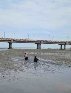 Polisi Selamatkan Dua Anak Terjebak Lumpur di Pantai Kenjeran Surabaya
