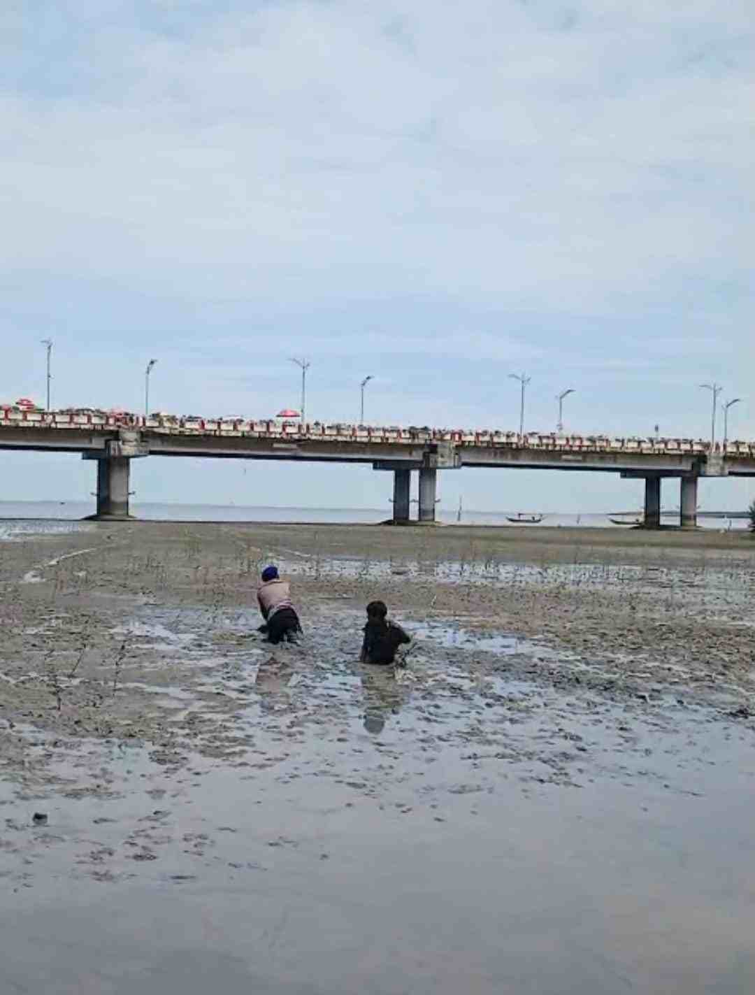 Polisi Selamatkan Dua Anak Terjebak Lumpur di Pantai Kenjeran Surabaya