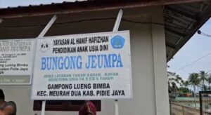 Polres Pidie Jaya Bersama Masyarakat Gotong Royong Pulihkan Fasilitas Pendidikan Pascabanjir