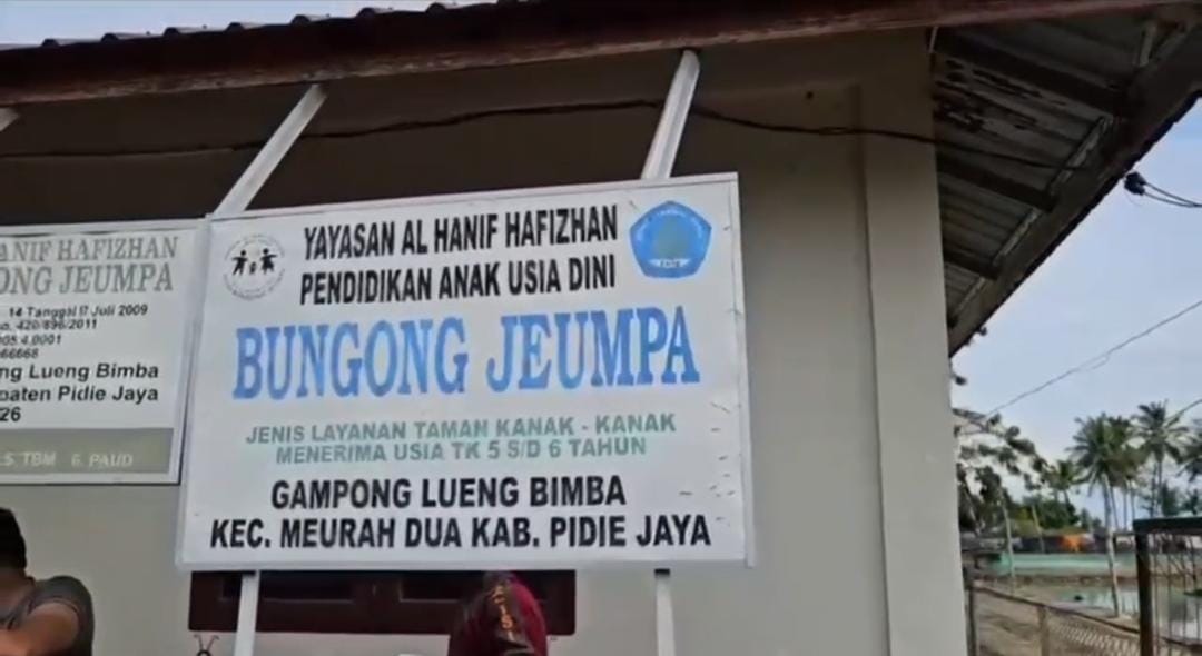 Polres Pidie Jaya Bersama Masyarakat Gotong Royong Pulihkan Fasilitas Pendidikan Pascabanjir