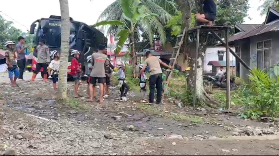 Pulihkan Trauma Anak-anak Korban Bencana, Brimob Polri Gelar Trauma Healing di Agam