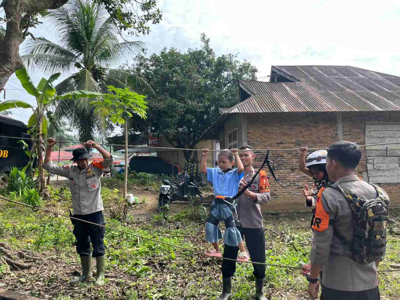 Pulihkan Keceriaan Anak-anak Pascabencana, Polri Gelar Trauma Healing dengan Flying Fox di Kayu Pasak