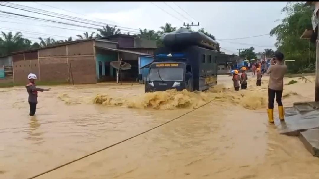 Hujan Lebat Picu Banjir Susulan, Kapolres Aceh Timur Siagakan Perahu Evakuasi di Sejumlah Gampong