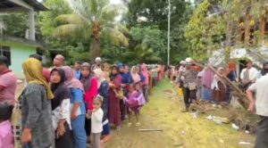 Di Tengah Lumpur dan Harapan, Polri Bersama Warga Buka Akses Jalan Kampung Setie Pasca bencana