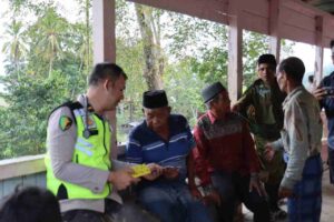 Akses Jalan Rusak, Polres Aceh Tengah Pastikan Bantuan dan Perhatian Sampai ke Warga Terpencil