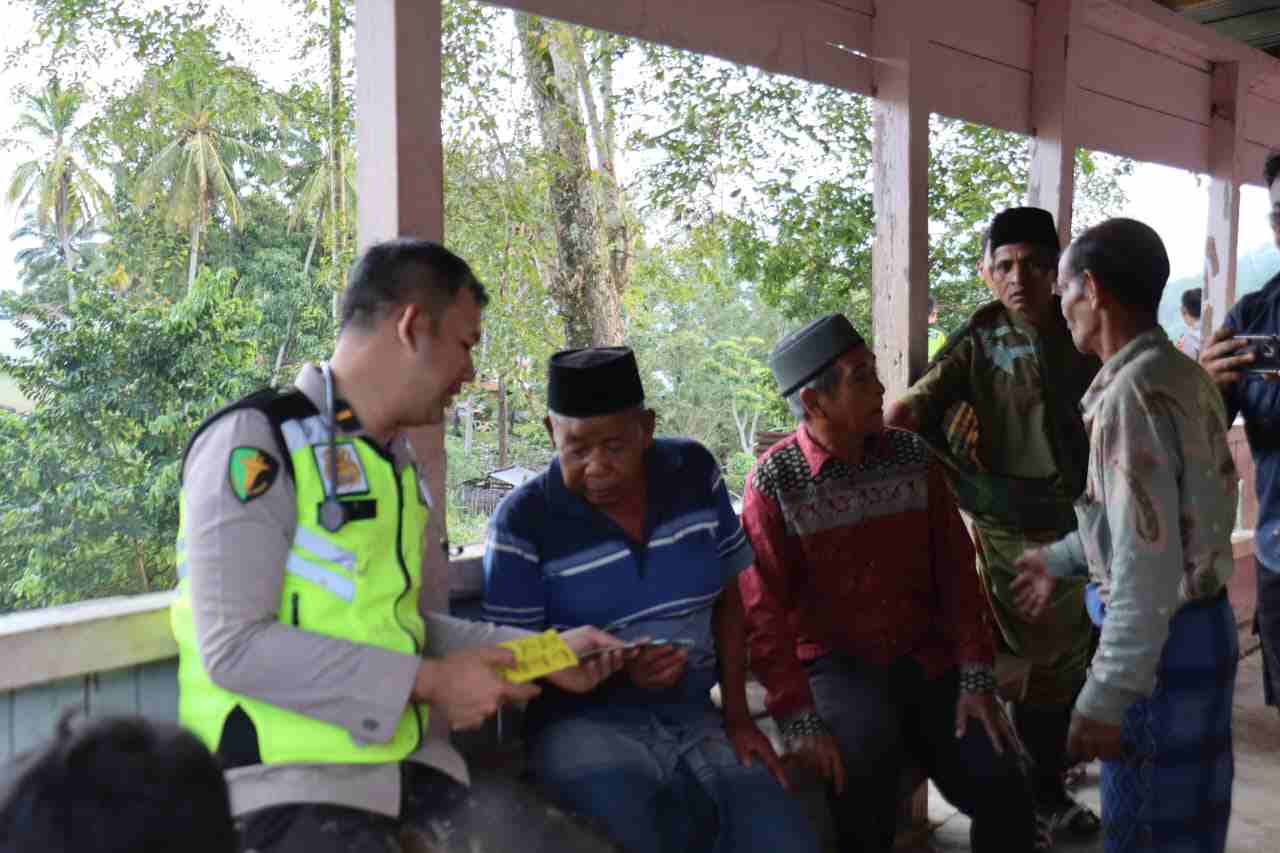 Akses Jalan Rusak, Polres Aceh Tengah Pastikan Bantuan dan Perhatian Sampai ke Warga Terpencil