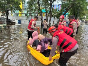 Personel Detasemen Perintis Korsabhara Baharkam Polri Evakuasi Warga Terdampak Banjir di Cilincing