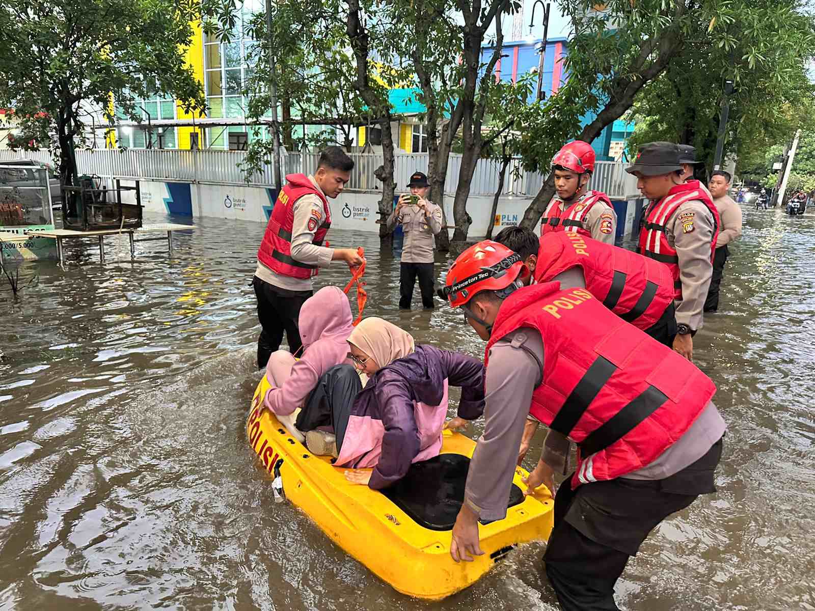 Personel Detasemen Perintis Korsabhara Baharkam Polri Evakuasi Warga Terdampak Banjir di Cilincing