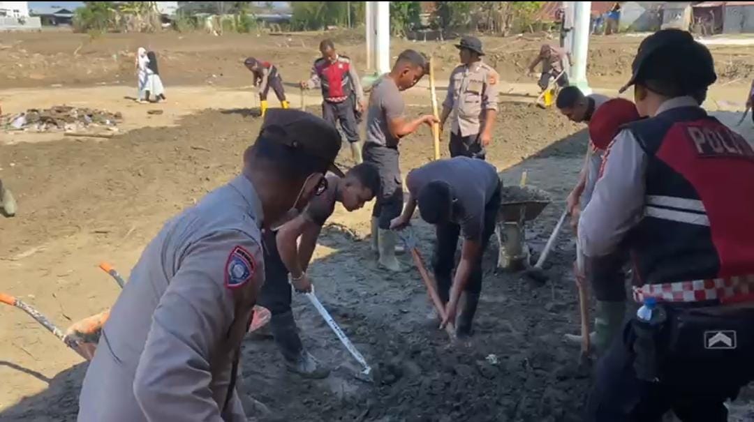Dukungan Pendidikan Pulih Cepat Pascabanjir, Polres Pidie Jaya Bersihkan Sekolah MIN 1