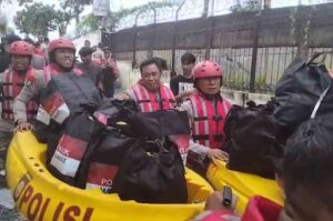 Polri Gerak Cepat Atasi Banjir di Cakung, Kerahkan Personel, Peralatan, dan Dapur Lapangan untuk Bantu Warga