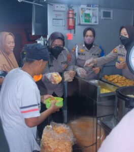 Polri hadir di tengah masyarakat saat musibah Banjir Karawang melanda.