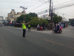 Sat Lantas Polres Batu Bara Hadir di Simpang Tanjung Kubah, Gatur Pagi Demi Kelancaran Masyarakat