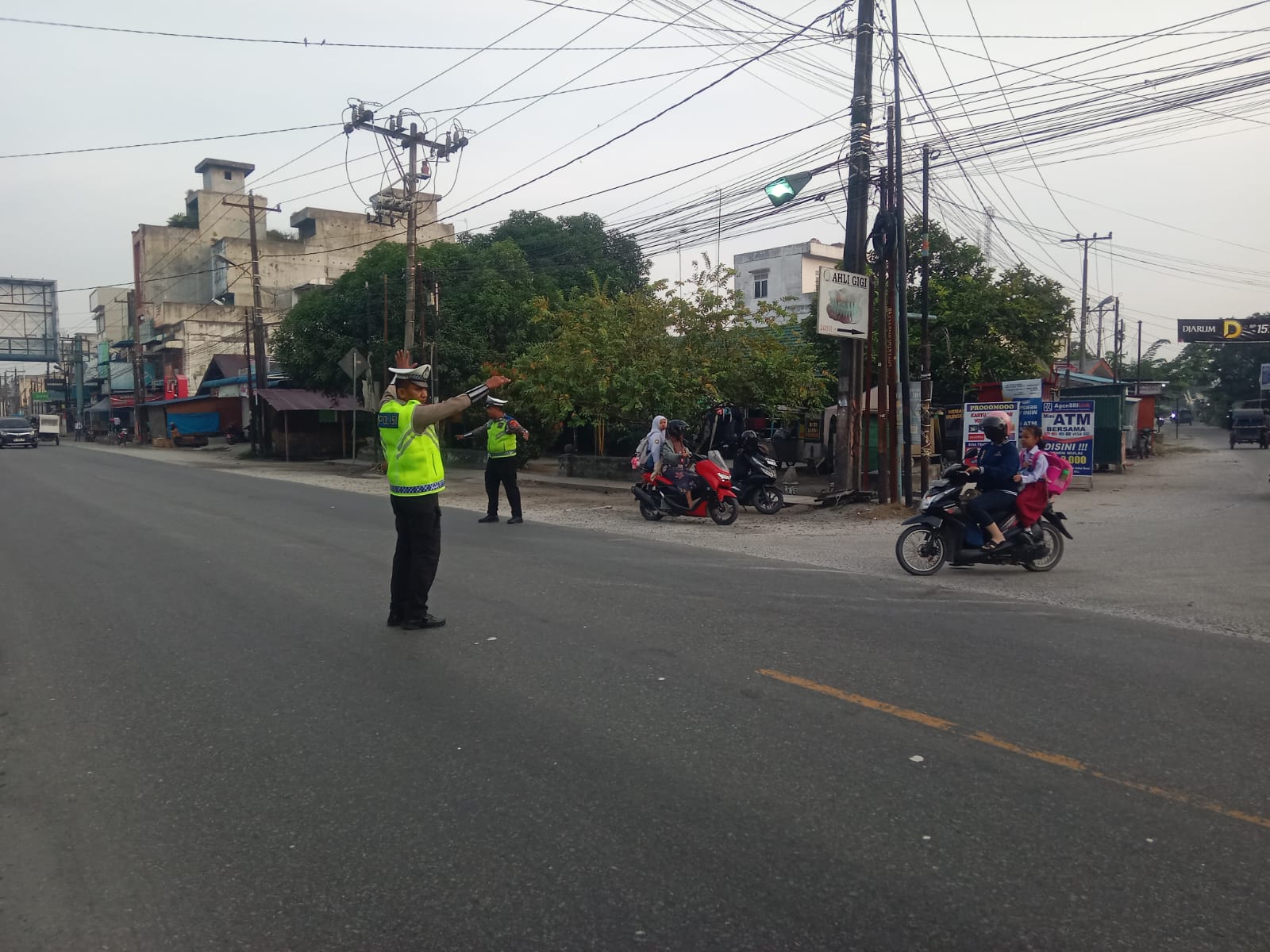 Sat Lantas Polres Batu Bara Hadir di Simpang Tanjung Kubah, Gatur Pagi Demi Kelancaran Masyarakat