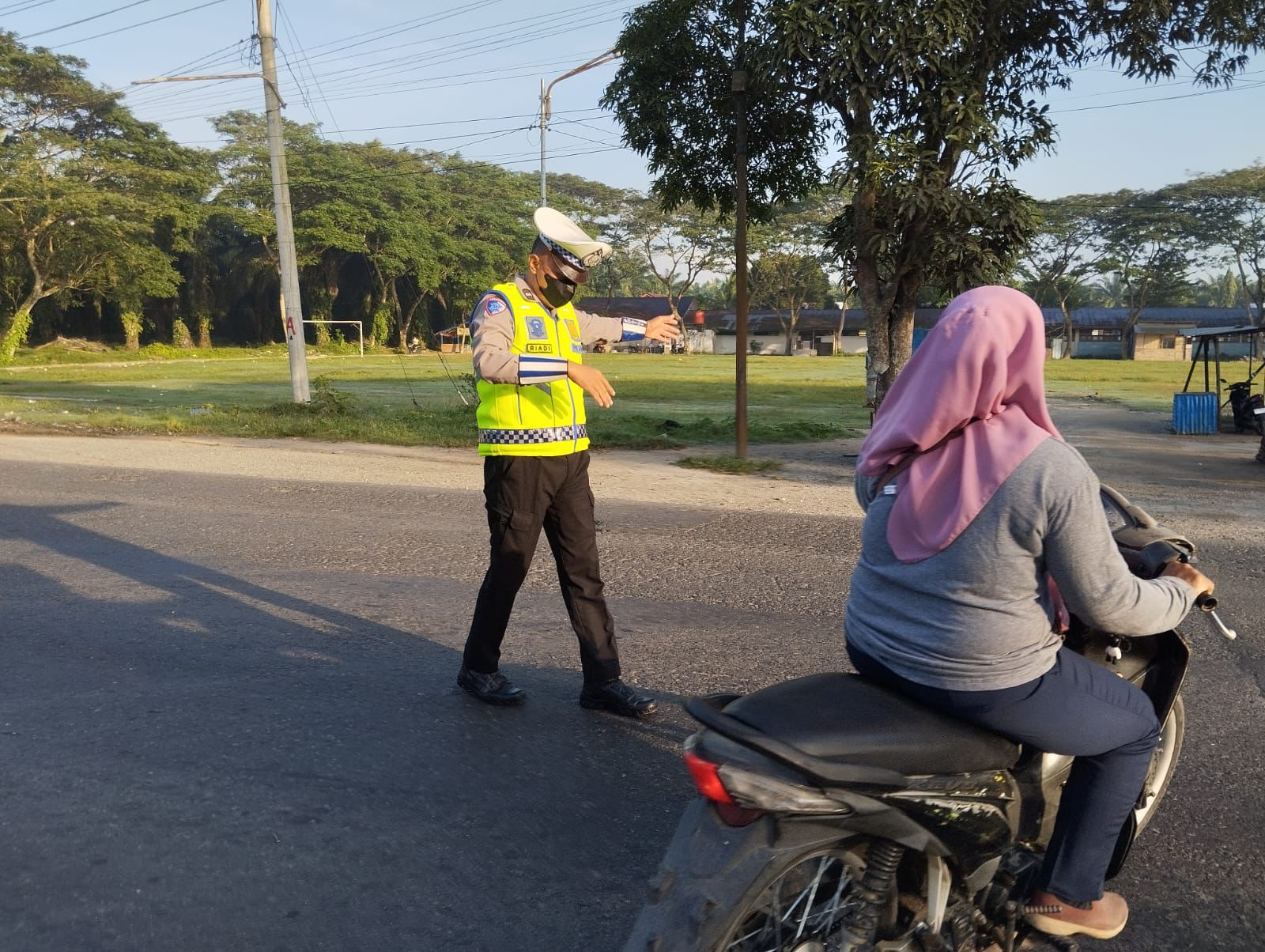 Sat Lantas Polres Batu Bara Hadir di Sei Bejangkar, Gatur Pagi untuk Kelancaran Aktivitas Masyarakat