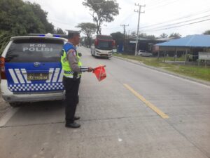 Sat Lantas Polres Batu Bara Gencar Patroli dan Kibas Bendera di Jalinsum Sei Bejangkar