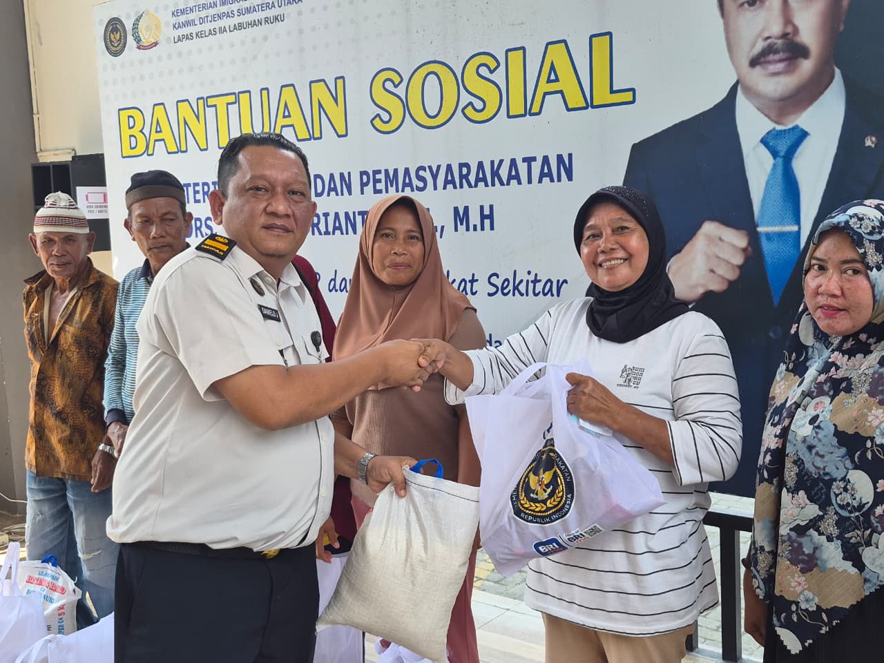 Wujud Kepedulian Sosial, Lapas Labuhan Ruku Berikan Bansos kepada Masyarakat