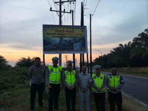 Cegah Kecelakaan, Satlantas Polres Batu Bara Pasang Spanduk Peringatan di Jalur Rawan Laka