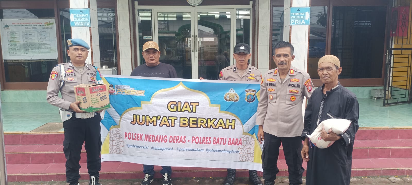 Kapolsek Medang Deras Salurkan Bantuan Sembako kepada Kaum Dhuafa dalam Program Jumat Berkah