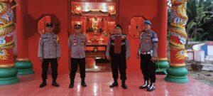 Polsek Lima Puluh Sterilisasi Kelenteng Gunung Santi, Jamin Keamanan Perayaan Imlek